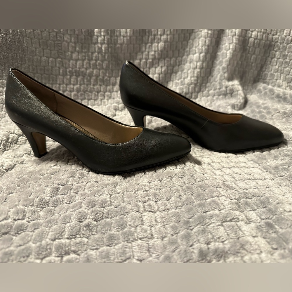 NWOT Life Stride Black Leather Pump